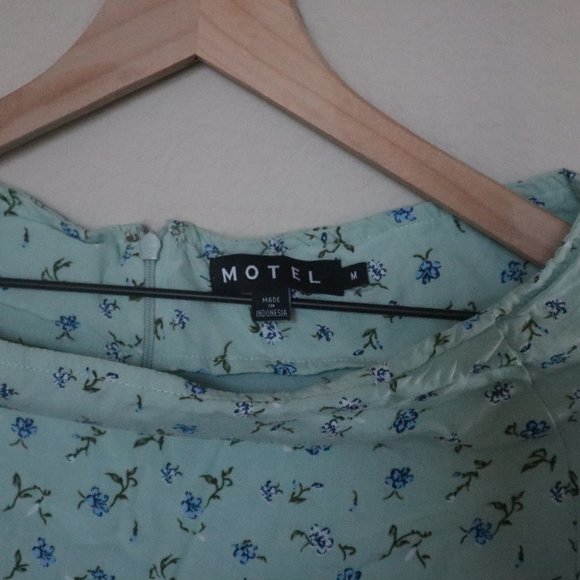 Motel MINI SKIRT IN PRETTY PETAL GREEN - Picture 5 of 7